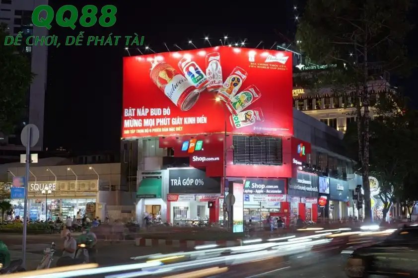 Budweiser phủ sắc đỏ khắp đường phố Việt Nam, khuấy động bầu không khí cuồng nhiệt của ngày hội bóng đá sôi động nhất năm.