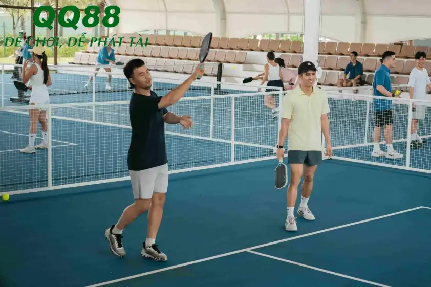 Trang phục Ultra Stretch của UNIQLO giúp người chơi thoải mái thực hiện các cú đón bóng mượt mà nhờ khả năng co giãn đa chiều Ảnh: Tròn Mama